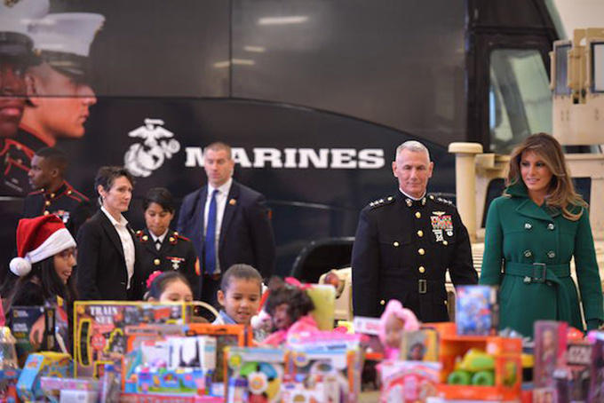 Melania Trump quyên góp đồ chơi cho trẻ em dịp Giáng sinh